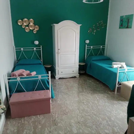 Alice's & House - Ospiti A Casa דירה